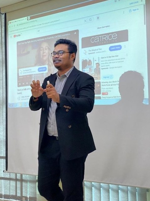 Cikgu Amir presenting