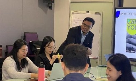 Coaching participants in a workshop